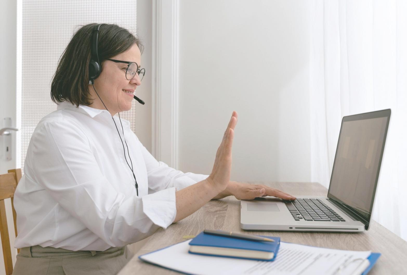 Analyse de données financières sur écran d'ordinateur avec graphiques et tableaux
