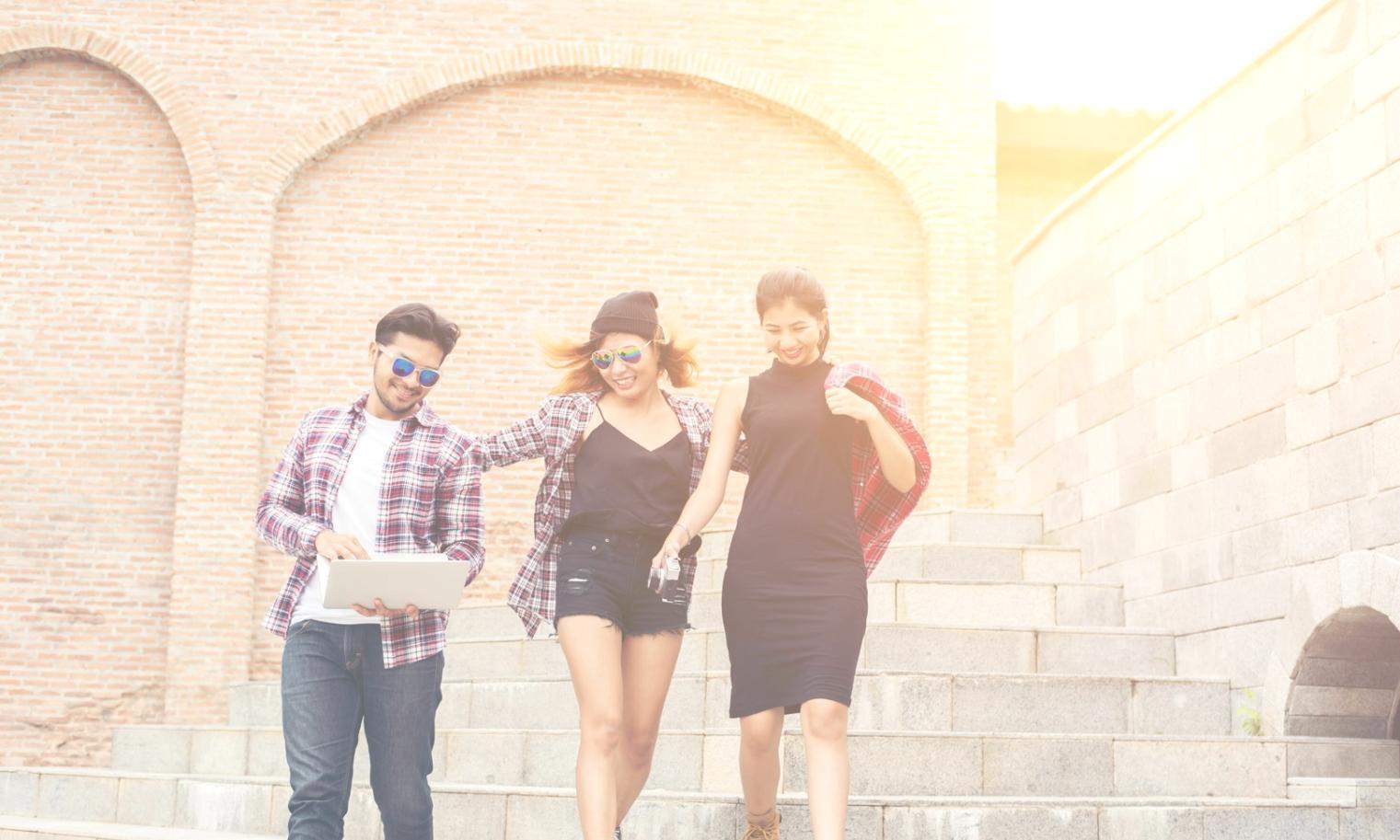 Espace de formation moderne avec étudiants travaillant sur des analyses financières